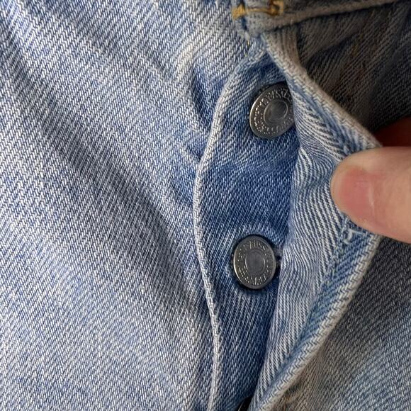 Levis Shorts Womens Size 8-10 Light Wash Button Fly Denim Distressed 100% Cotton - Picture 8 of 16